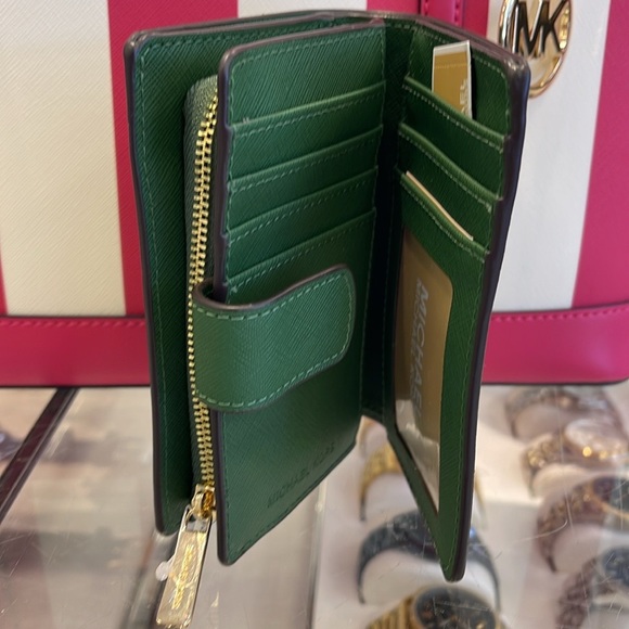 MICHAEL KORS
Medium Jet Set Travel Crossgrain Leather Bifold Zip Wallet
NWT - Picture 7 of 16